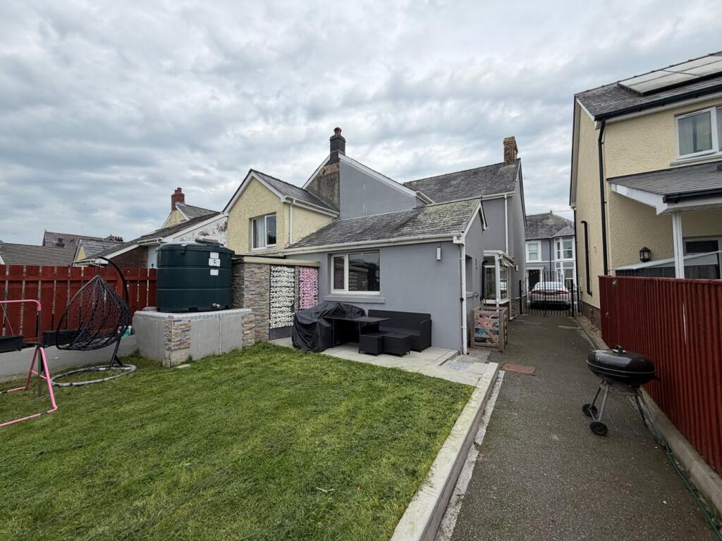 House in Llanybydder - View 2
