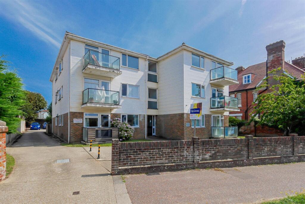 Studio flat on St. Winefrides Road, Littlehampton, £99,950