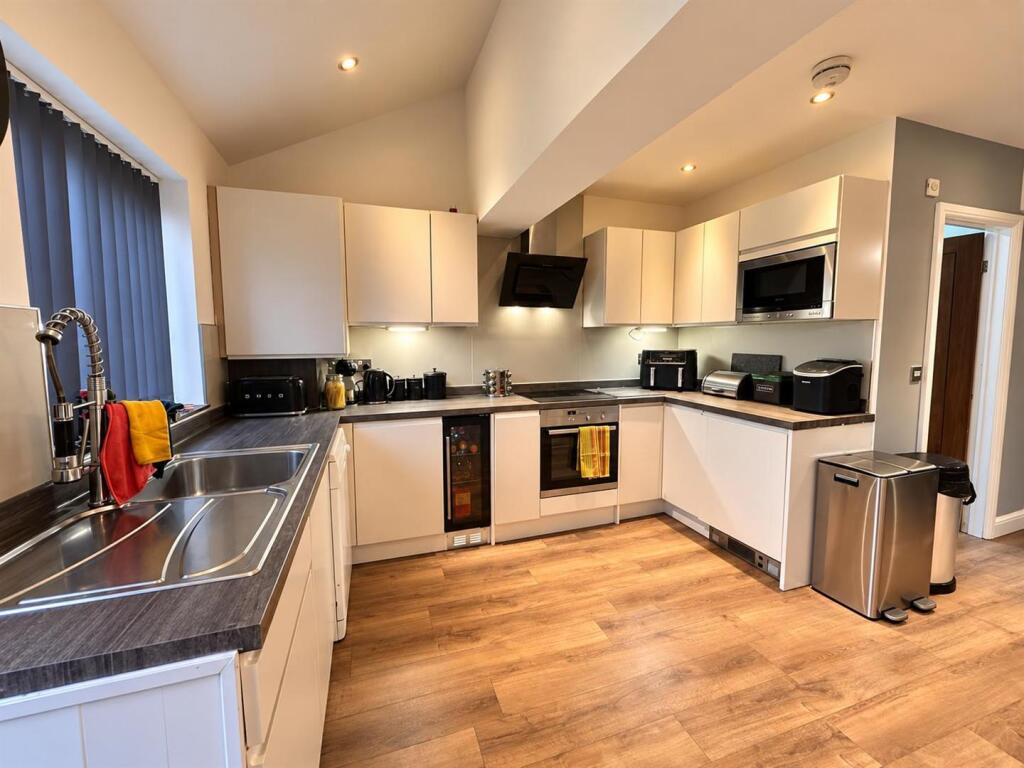 House in Halifax - View 4