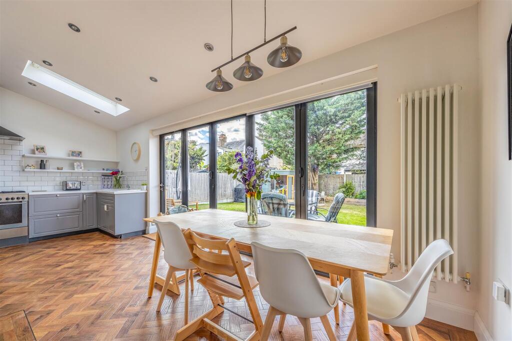 House in Southend-on-Sea, Leigh-on-Sea - More