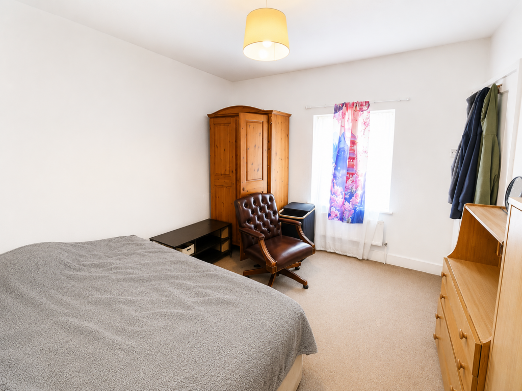 House in Woking, Sheerwater - View 5
