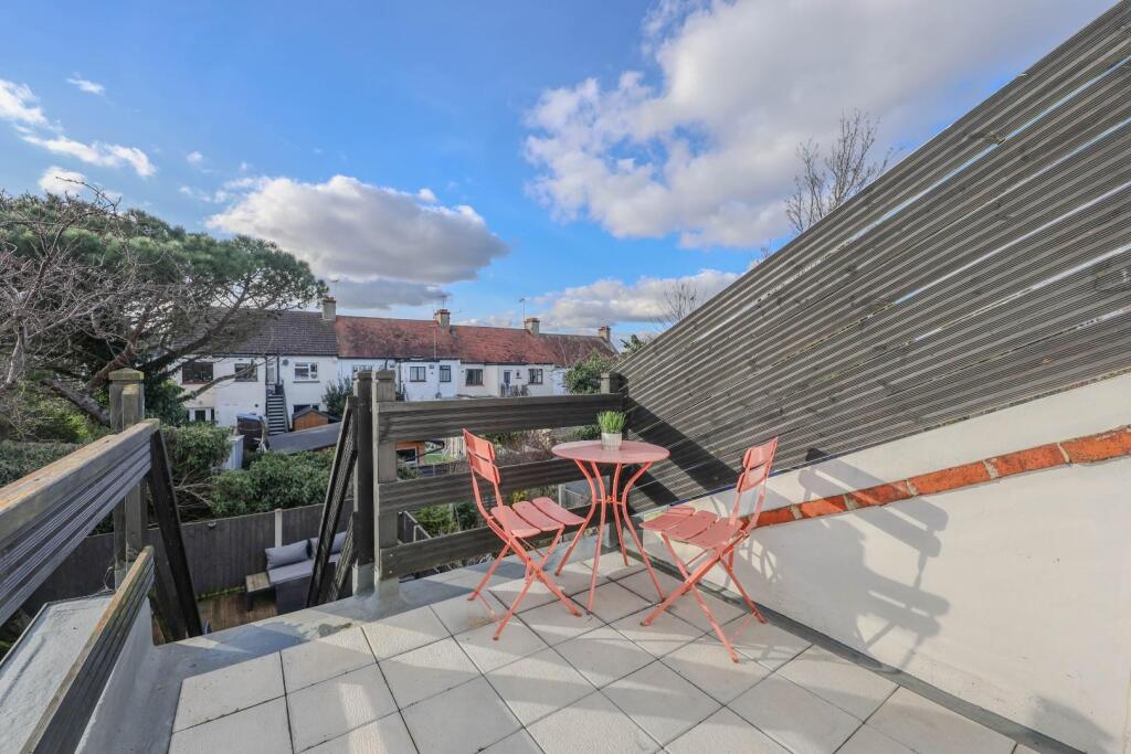 Victoria Drive, Leigh-On-Sea photo 3