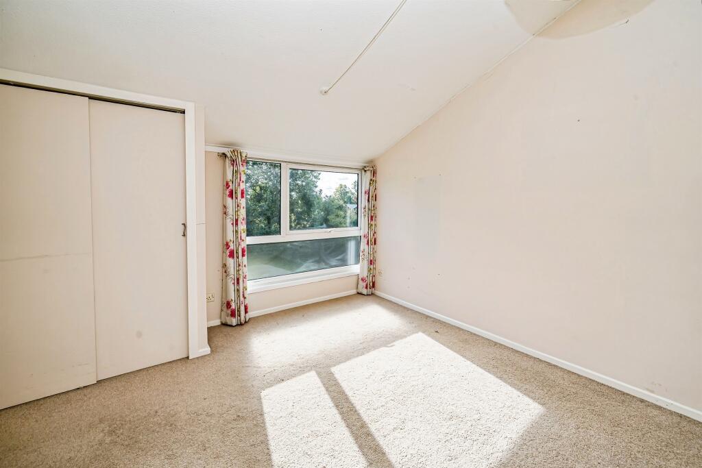 House in Slough, Taplow - More