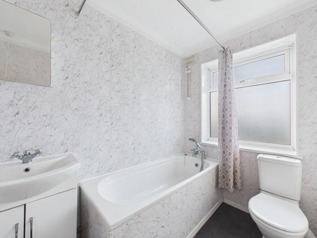 Apartment in Worthing, West Sussex - More