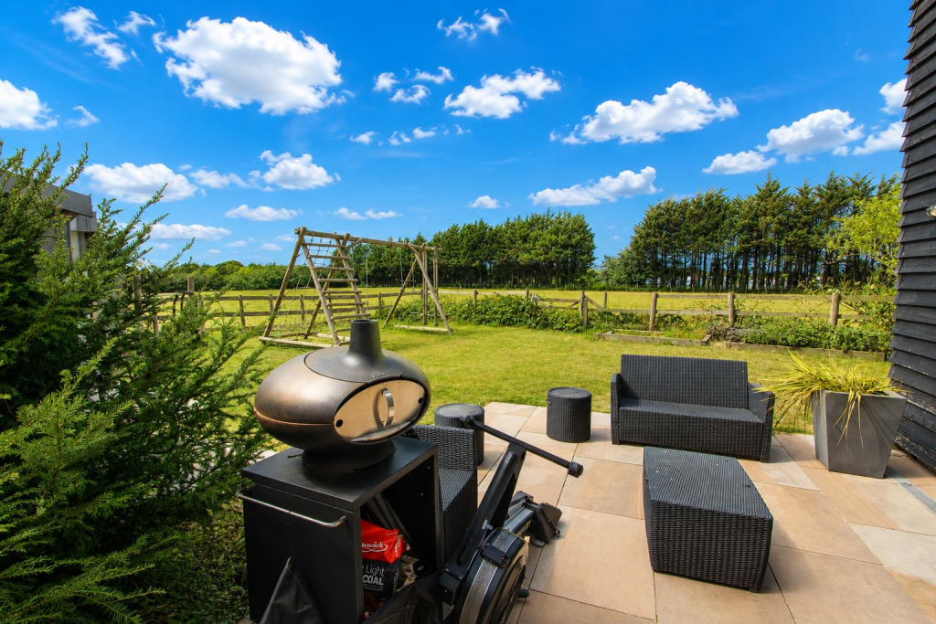 House in Sutton - View 3