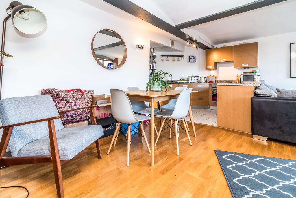 Apartment in Manchester, Collyhurst - More