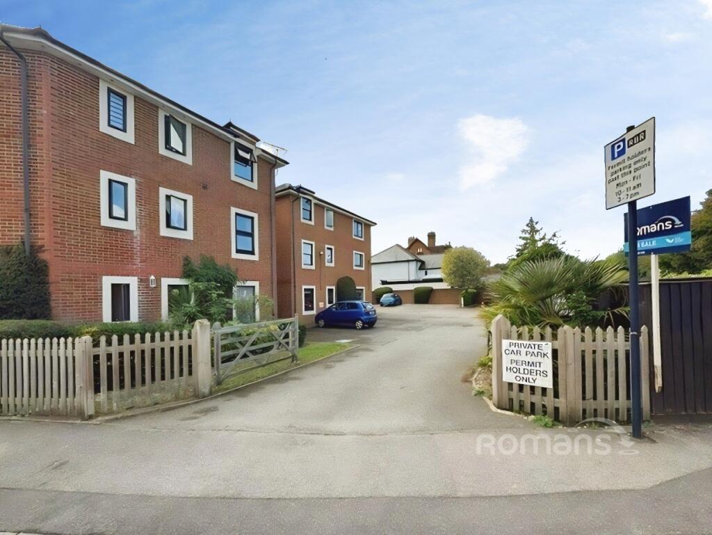 Apartment in Maidenhead, North Town - View 2