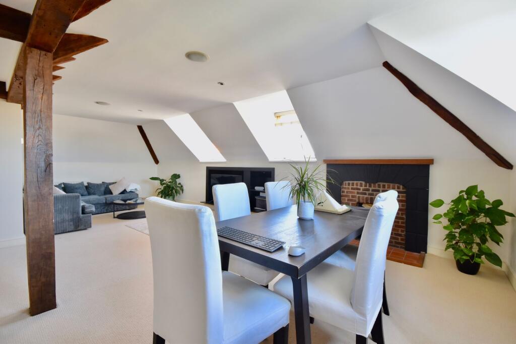 Apartment in Kingston upon Thames - View 3