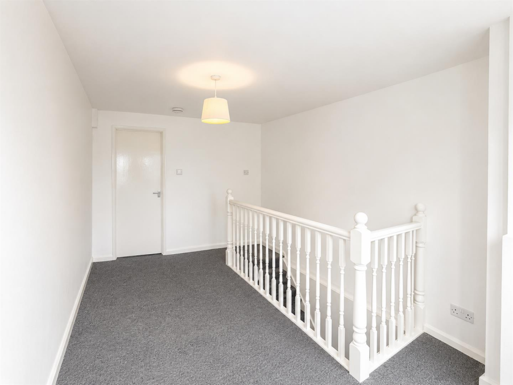 Apartment in Watford, North Watford - View 3
