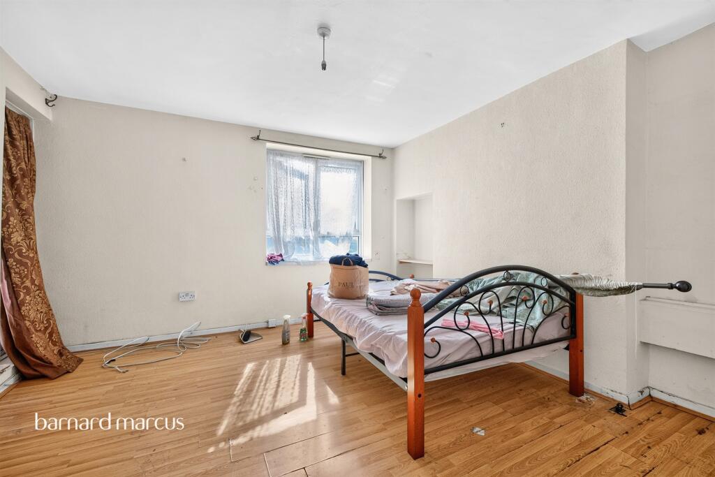 Apartment in London, Bells Gardens Estate, Peckham - View 5