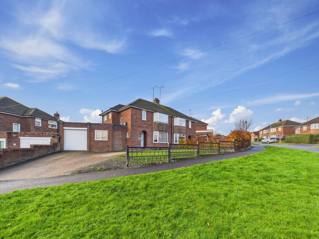 3-bed semi-detached on Compton Avenue, Tilehurst, RG31, £475,000