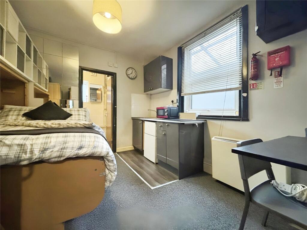 Apartment in Southampton - View 3
