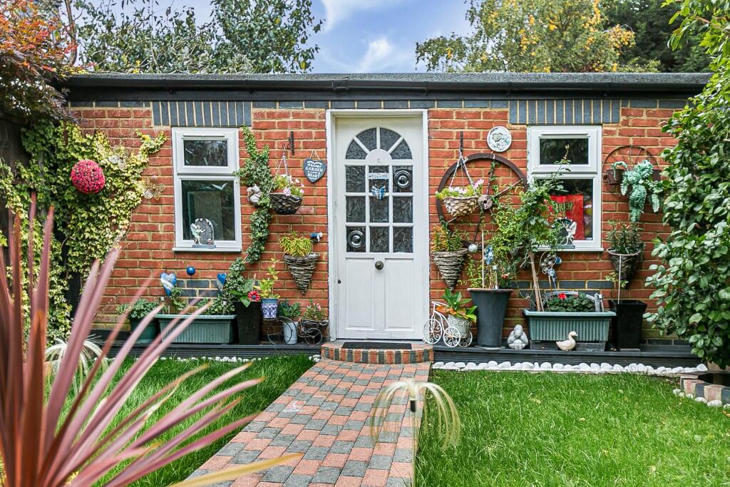 Roding Lane North, Woodford Green, Essex, IG8 photo 4