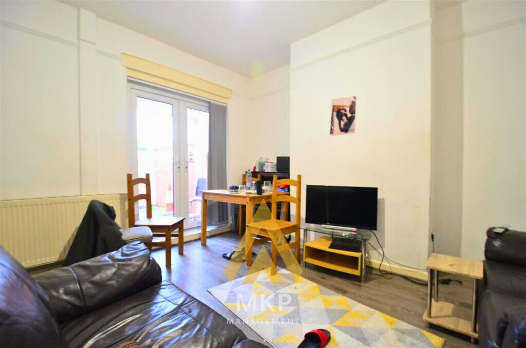 5 bedroom terraced house for rent