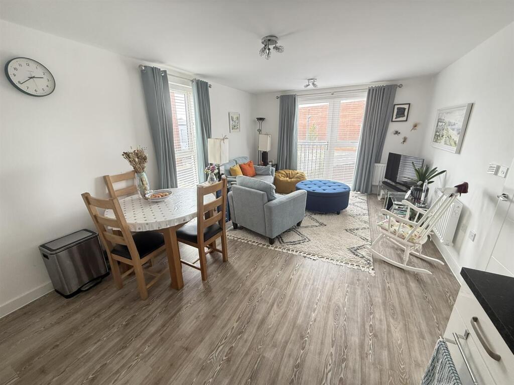Apartment in Chippenham, Hardenhuish, Sheldon - View 2