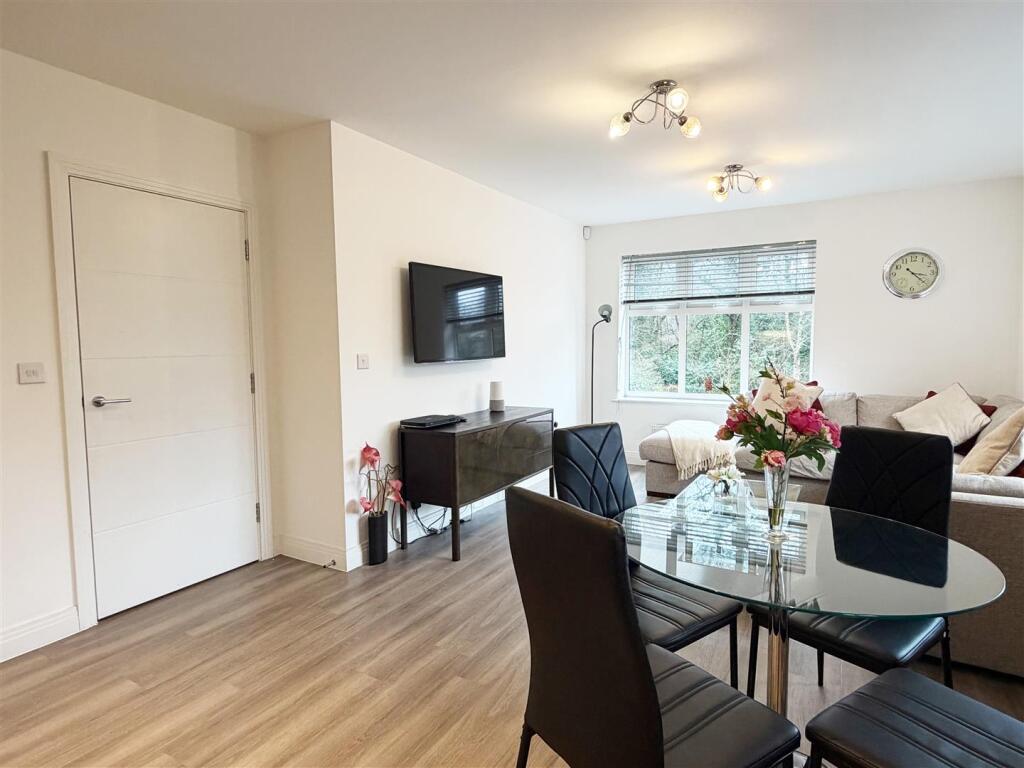 Queenswood Crescent, Englefield Green, photo 4