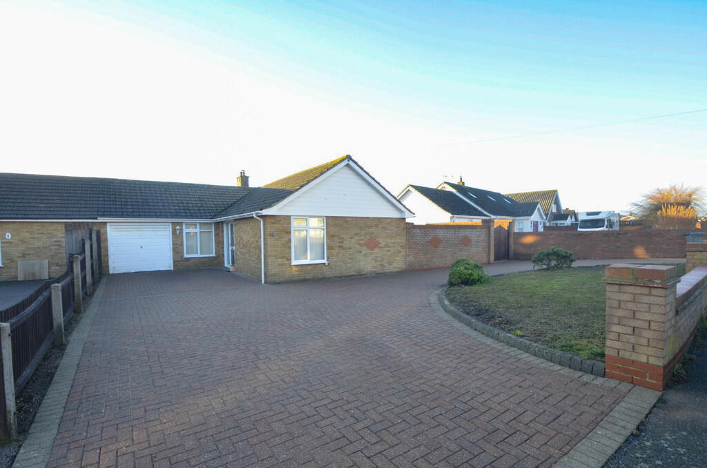 2-bed detached on Western Avenue, Felixstowe, £425,000