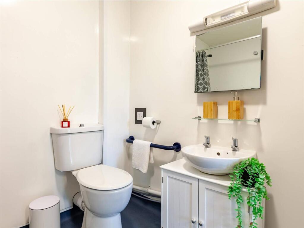 Apartment in Reading - View 4