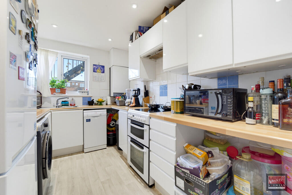 Apartment in Sunbury-on-Thames, Surrey - View 2