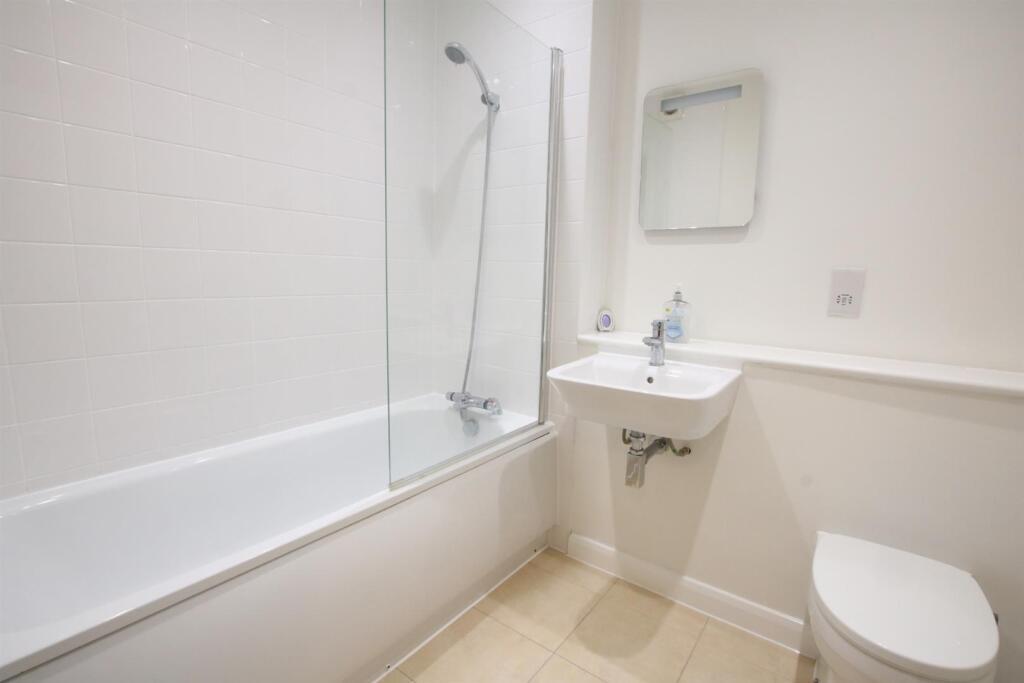 Apartment in Kingston upon Thames - More