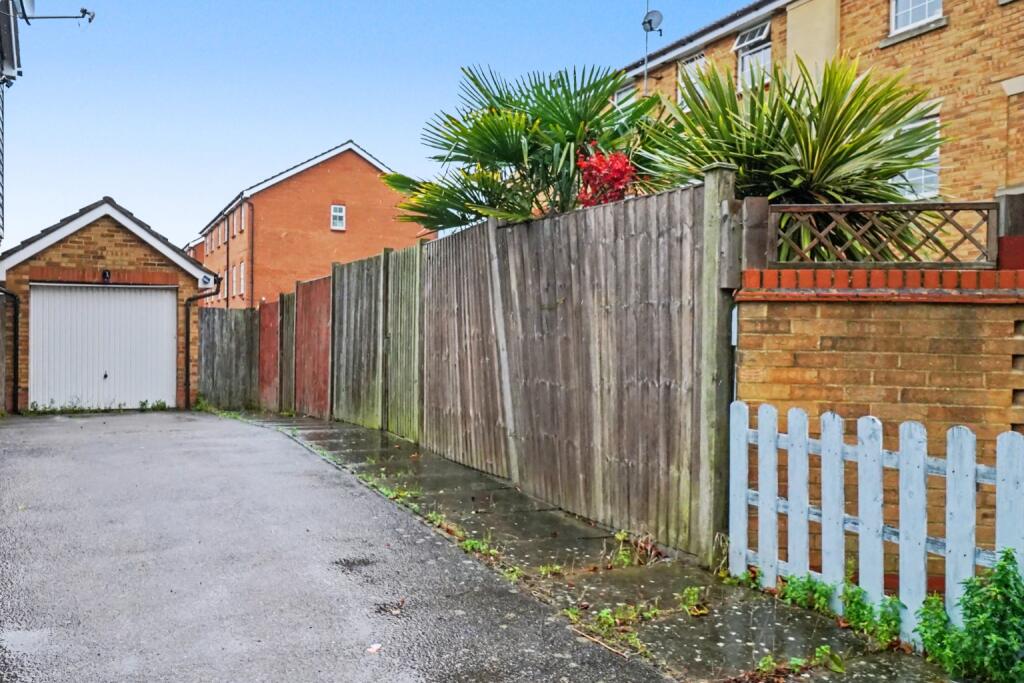 Emerald Crescent, Sittingbourne, Kent, ME10 5JQ photo 4