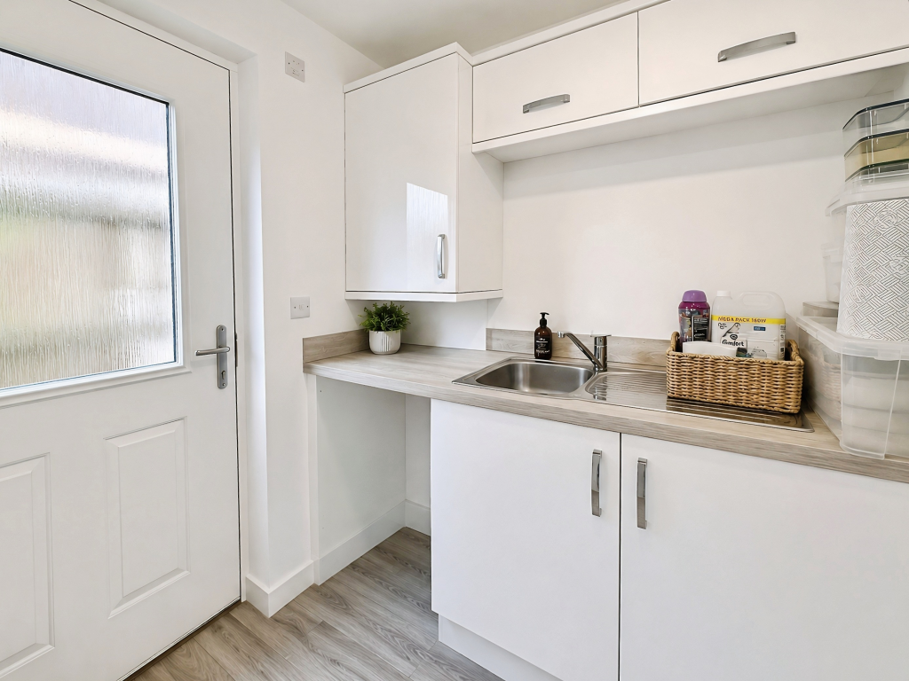 House in Glasgow, Darnley Mains, Darnley - More
