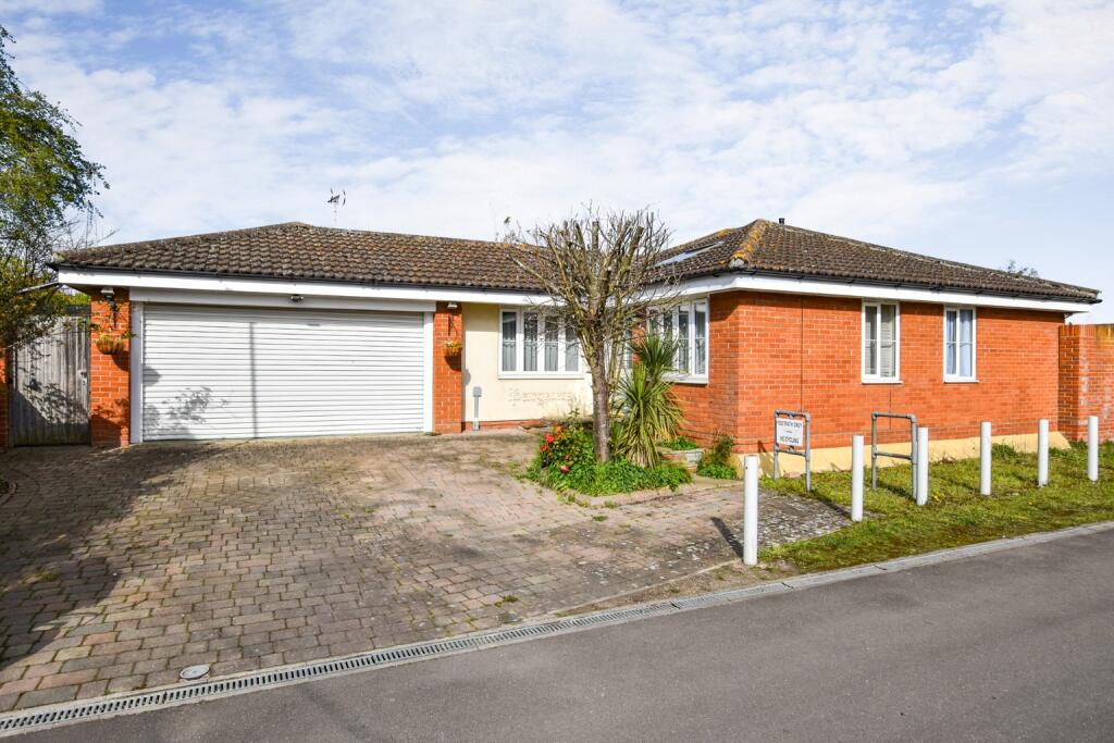 3-bed detached on Stock Chase, Heybridge, CM9 4AA, £399,950