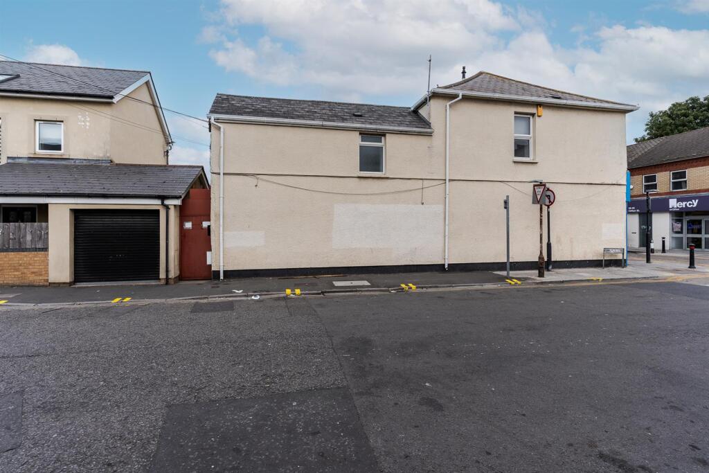Apartment in Cardiff, Adamsdown - View 2
