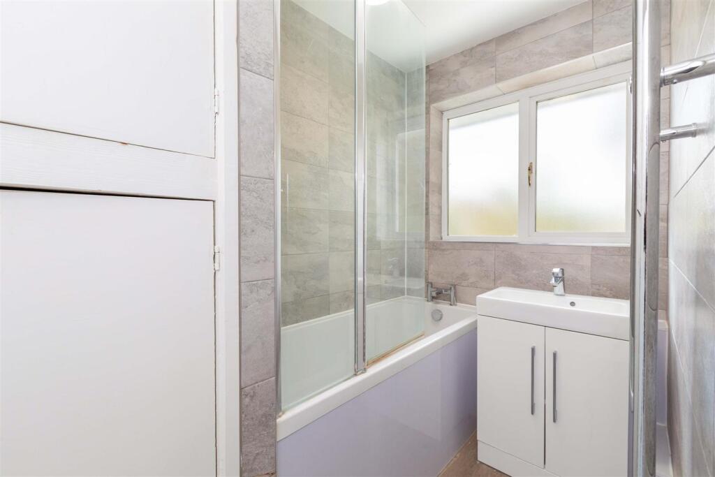 Apartment in Slough - View 5
