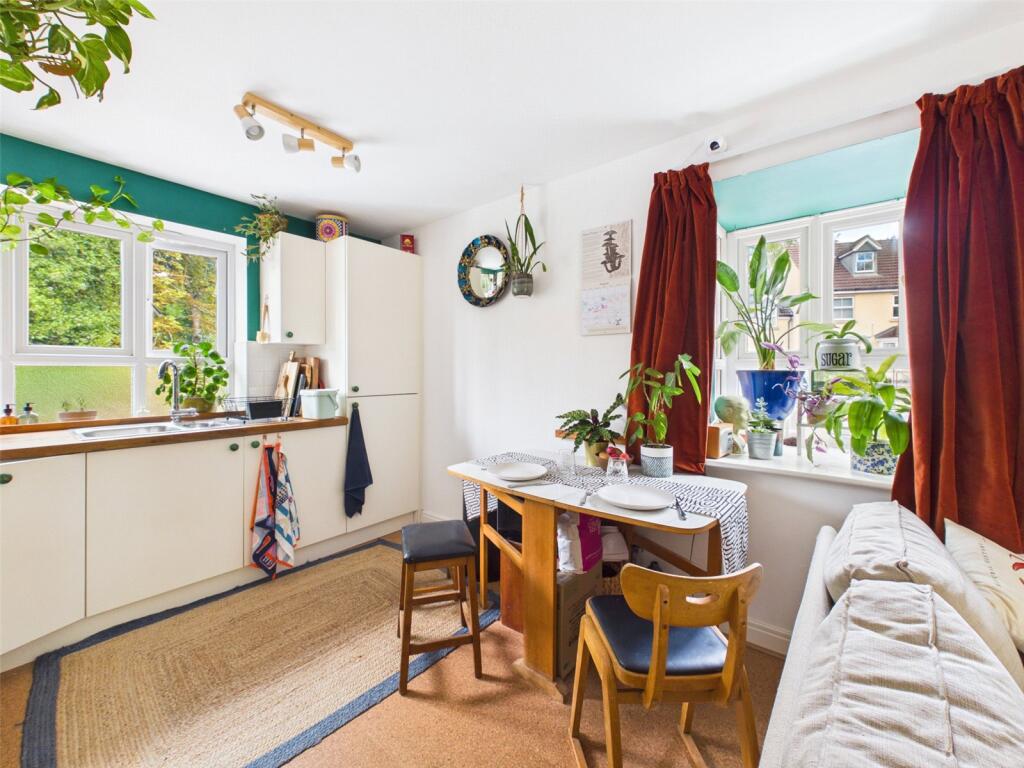 Apartment in Gloucester - View 2