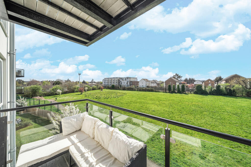 Apartment in Runnymede, Addlestone - View 3