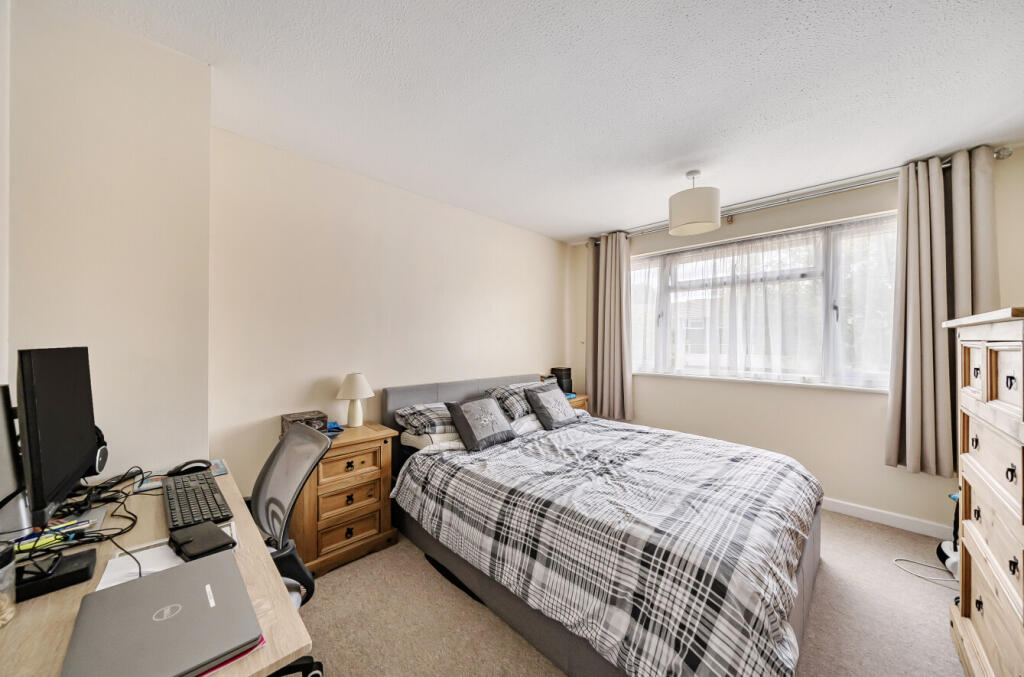 House in Wokingham, Emmbrook - More