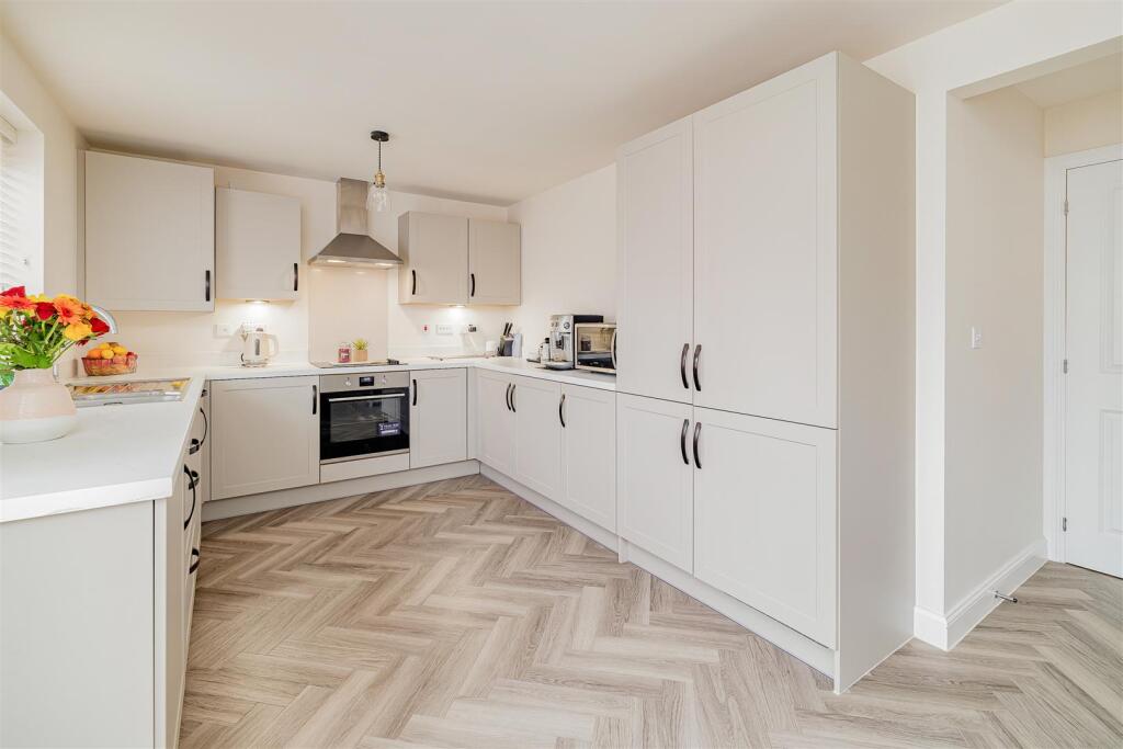 11 Yewbrey Close, Bicton Heath, Shrewsbury, SY3 5FG photo 2