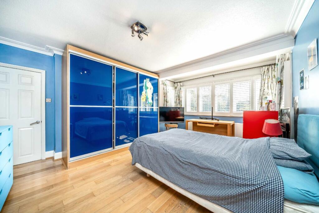 House in Twickenham - More