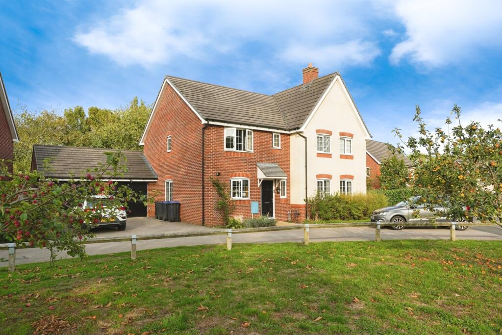 3-bed semi-detached on Bomford Way, Salford Priors, Evesham, Warwickshire, WR11, £300,000