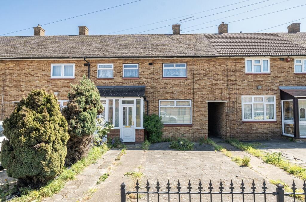 2-bed terraced on Daiglen Drive, South Ockendon, Essex, RM15, £310,000