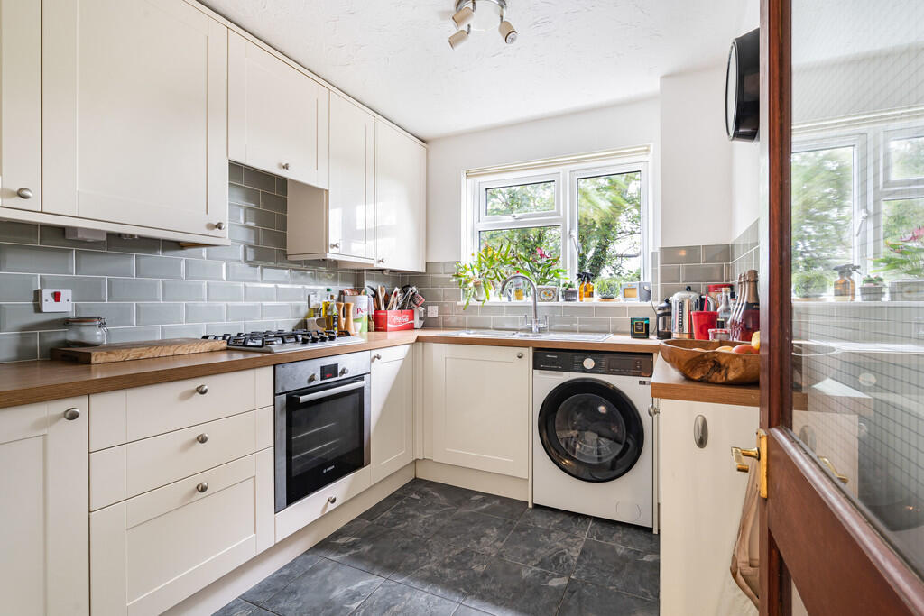 Apartment in Reigate and Banstead, Surrey - View 3