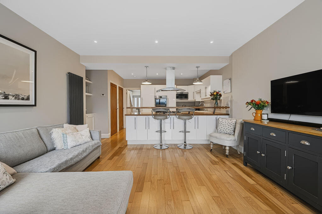 House in Walton-on-Thames, Swallowfields, Surrey - View 3