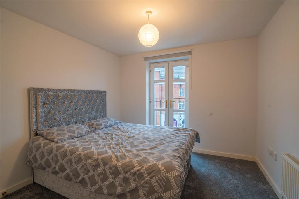 Apartment in Solihull, Dickens Heath - View 4