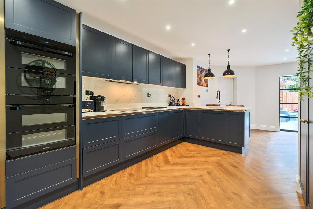 Courland Road, Addlestone, Surrey, KT15 photo 3