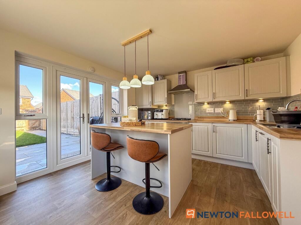 Digby Avenue, Fernwood, NG24 photo 2