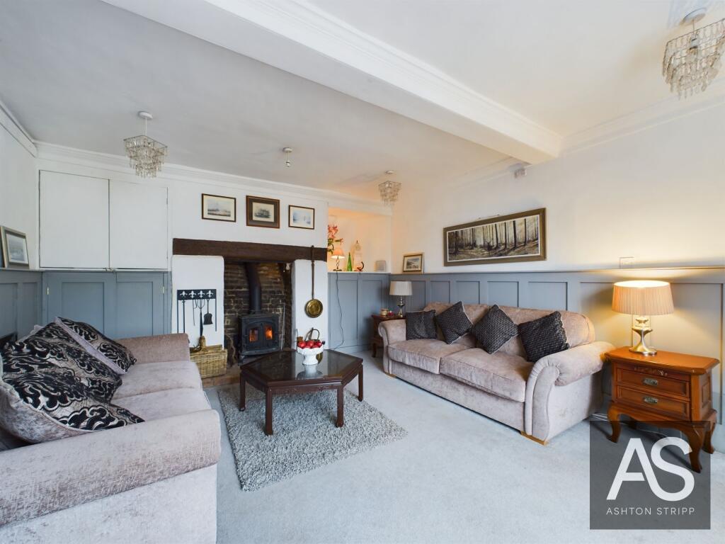 Tudor house, 5 High Street, TN33 0AE photo 3