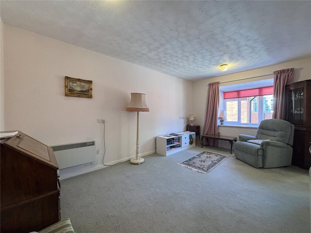 Berry Court, Hook, Hampshire, RG27 photo 2
