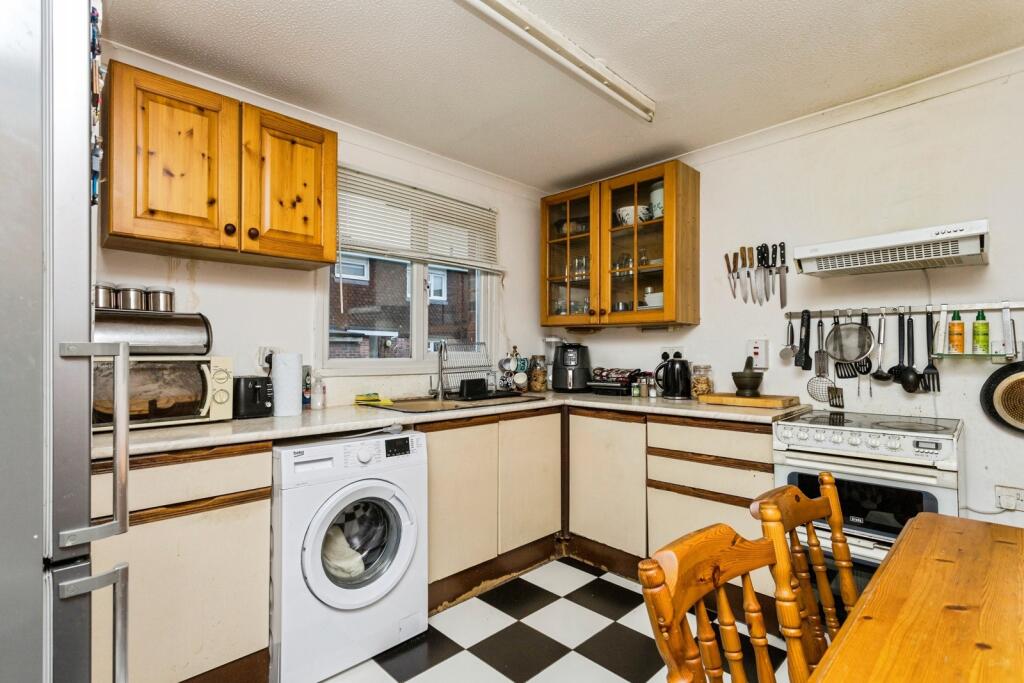 House in Crawley, Gossops Green - View 4