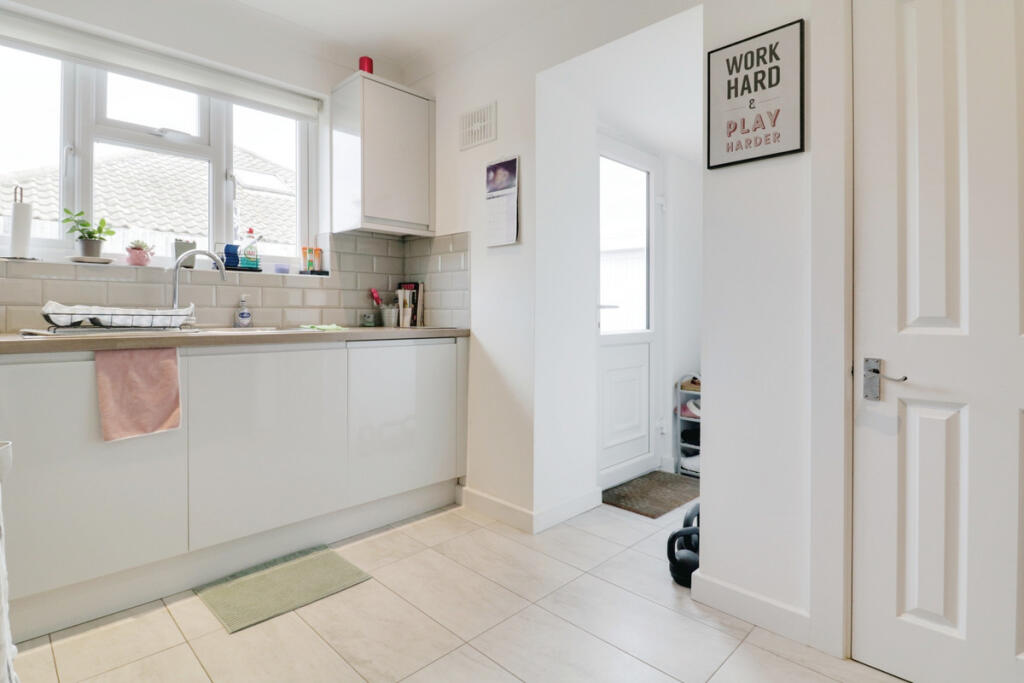 House in Castle Point, Hadleigh - View 5
