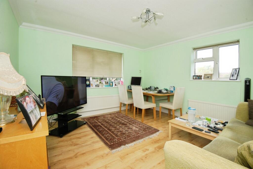 New Road, Datchet, SLOUGH photo 2