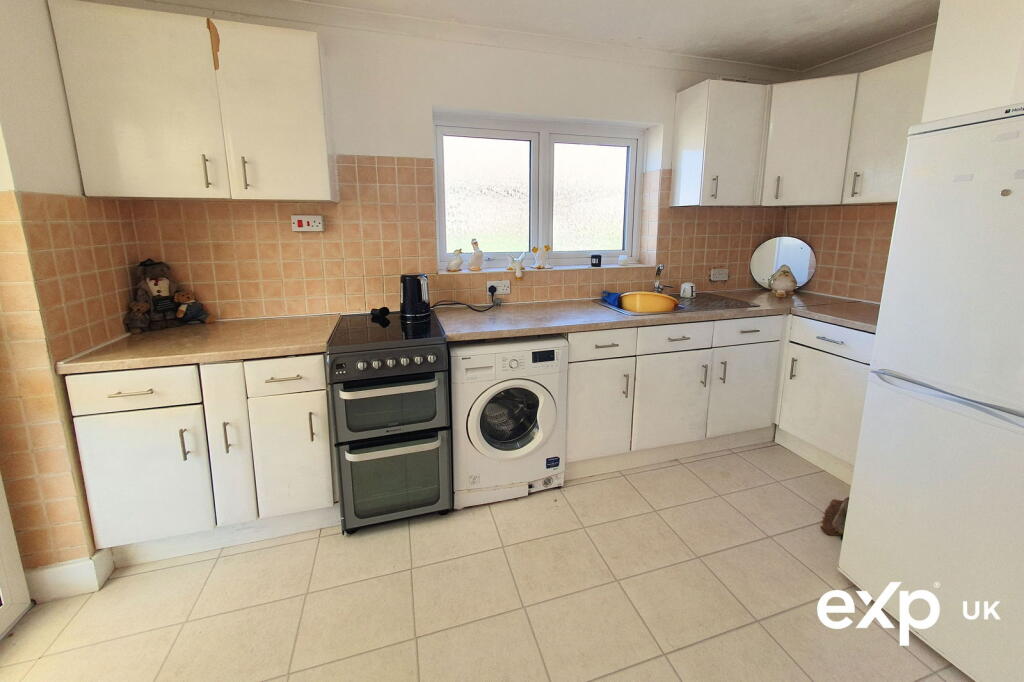 Detached Bungalow - Walking Distance of Upton Country Park photo 5