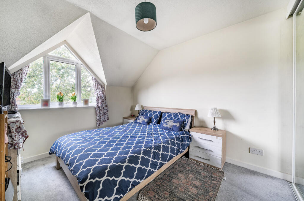 House in Woking, Knaphill - More