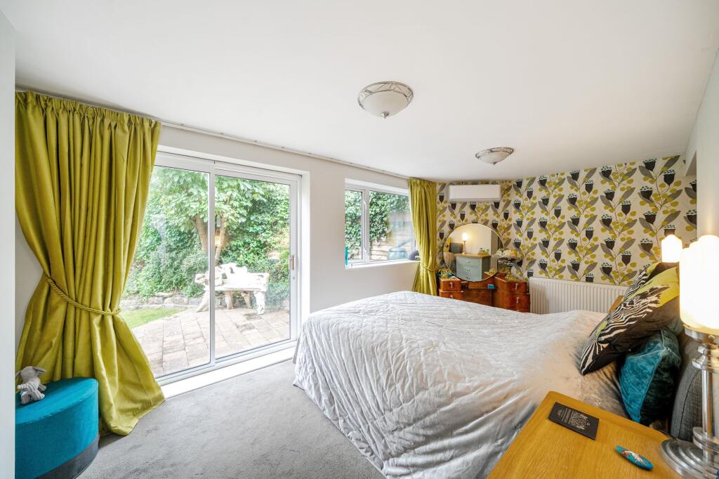Dunedin Drive, Harestone Valley, Caterham, CR3 photo 3