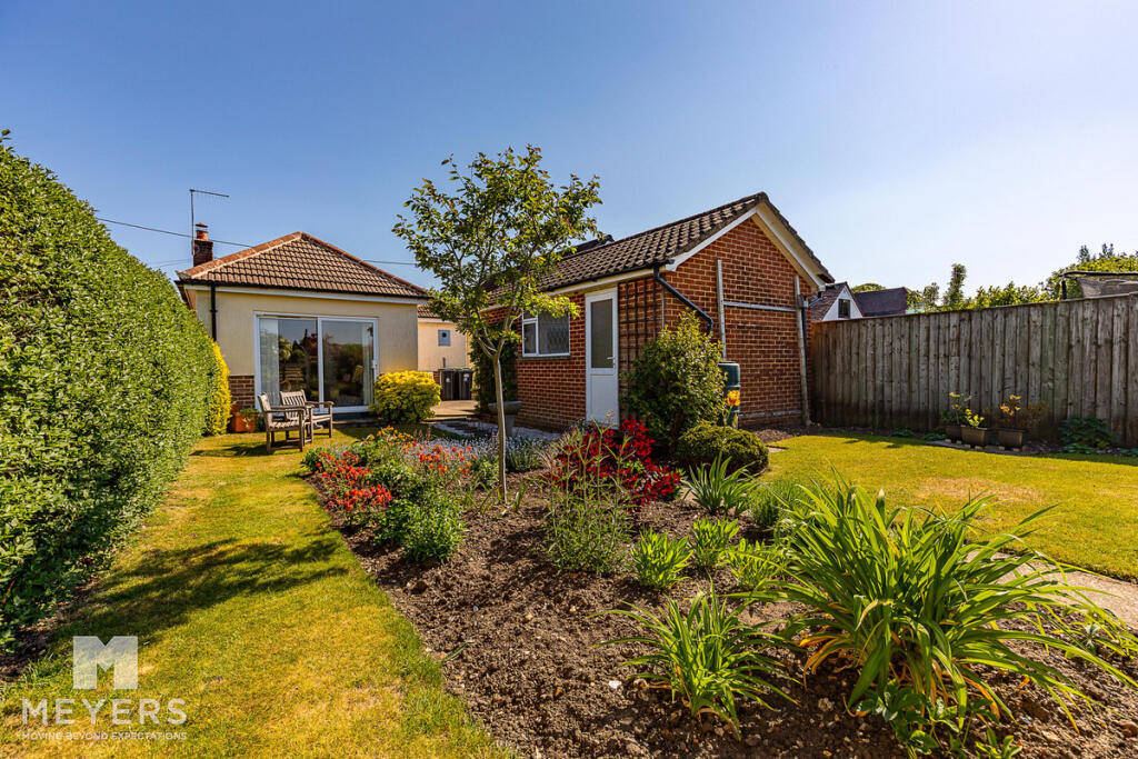 2 bedroom detached bungalow for sale in High Mead, Ferndown, BH22 9, BH22